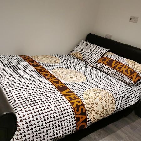 Studio Self Contained Double Bedroom Londra Esterno foto