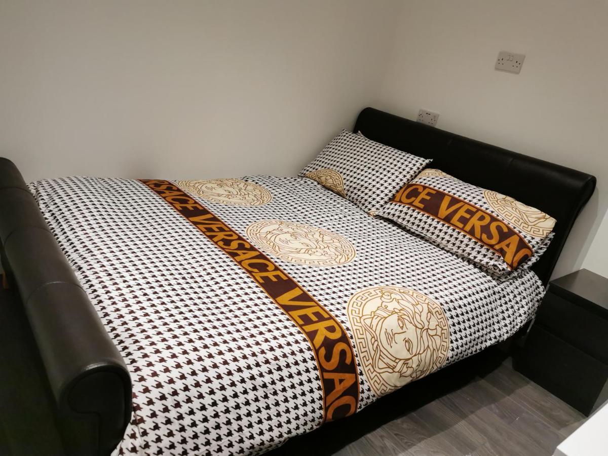 Studio Self Contained Double Bedroom Londra Esterno foto