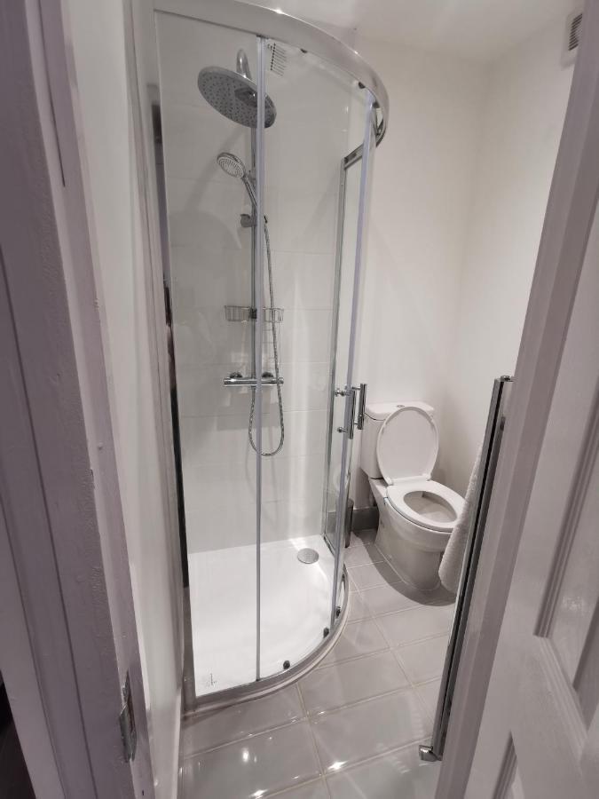 Studio Self Contained Double Bedroom Londra Esterno foto