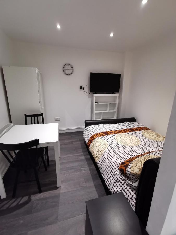 Studio Self Contained Double Bedroom Londra Esterno foto